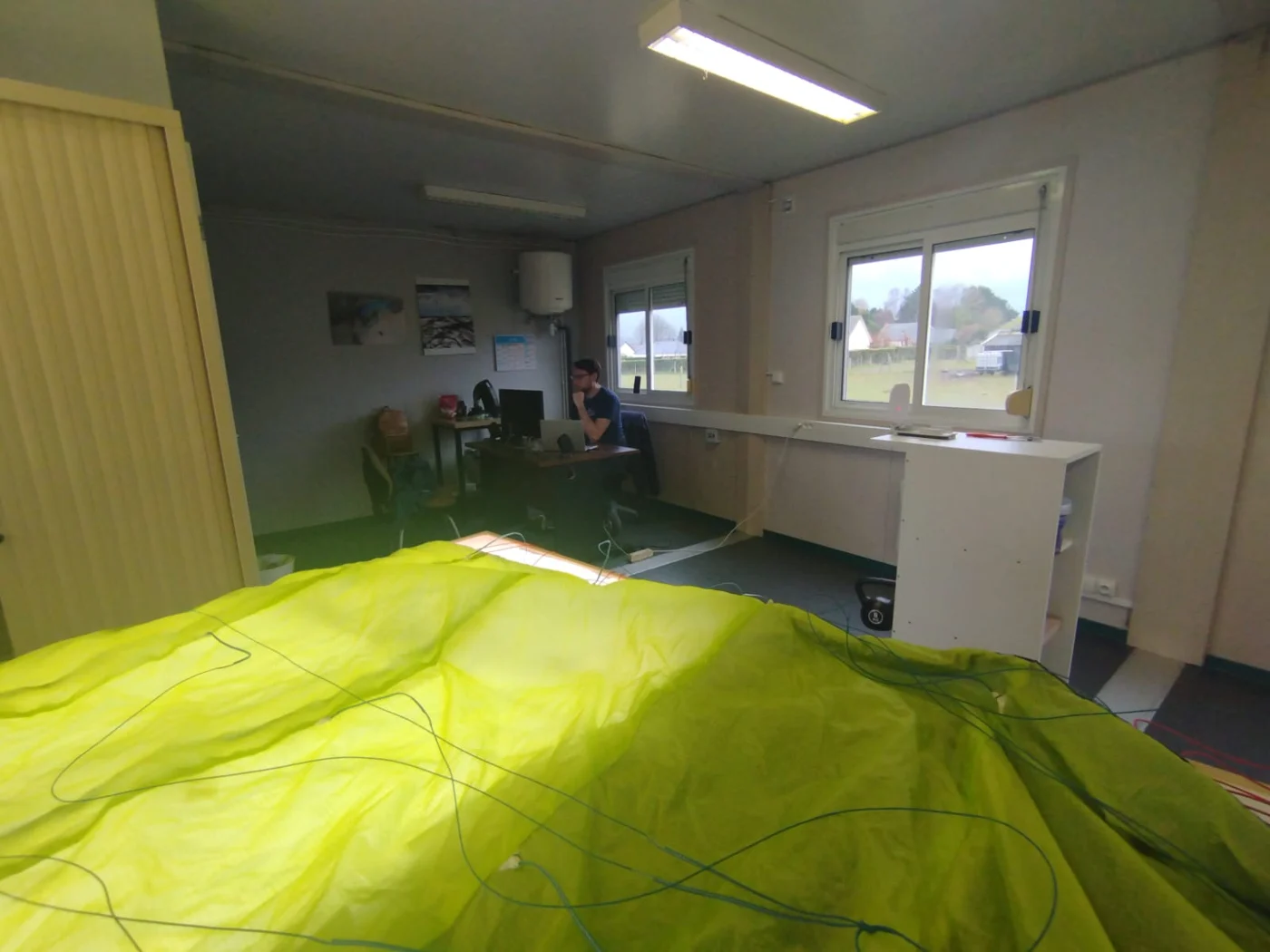 Voile déployée et postes de travail dans l’atelier