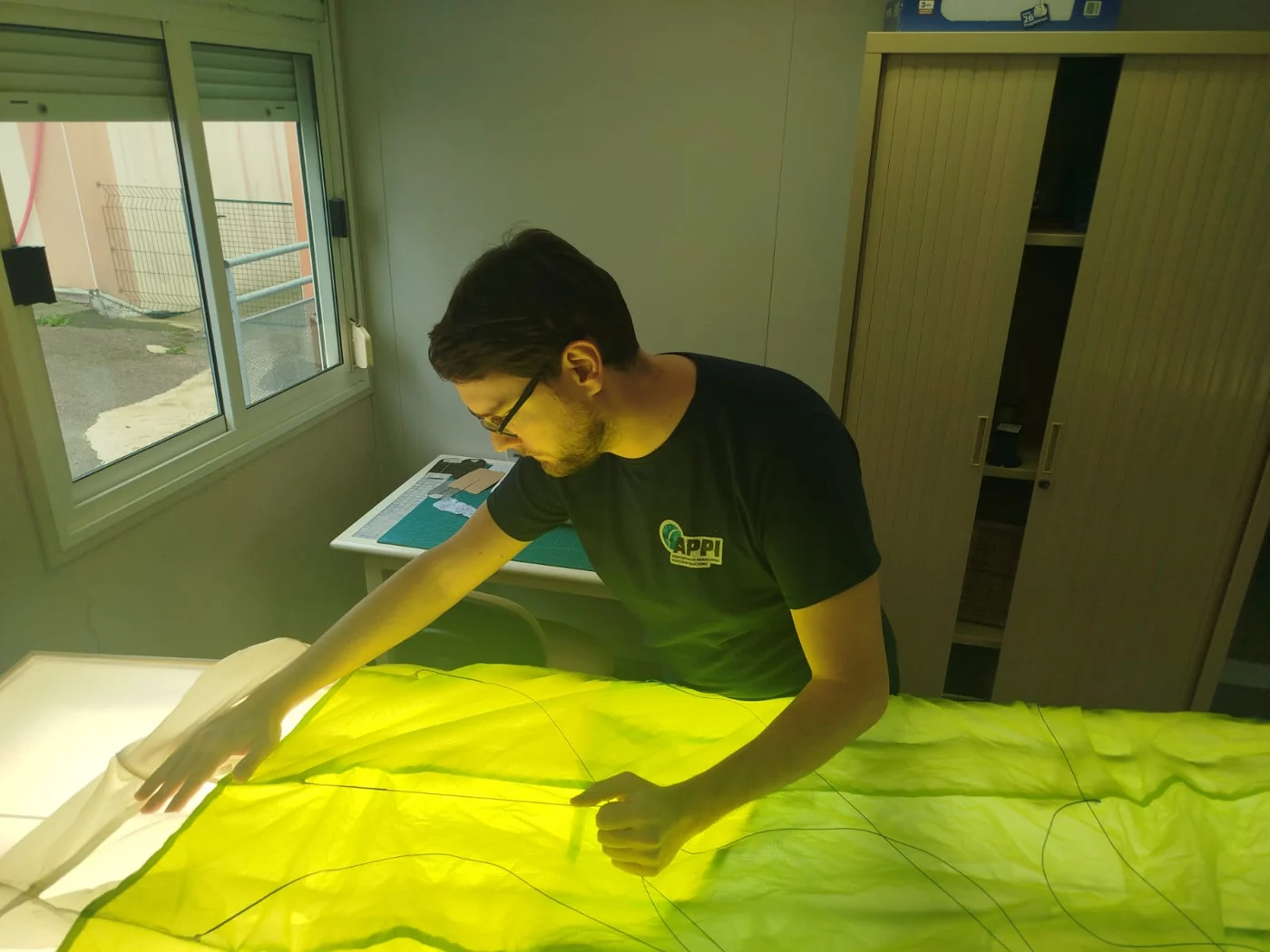 Examen d’une voile sur la table lumineuse